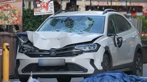 Leipzig sokaklarında panik anları: Araç yayaların arasına daldı