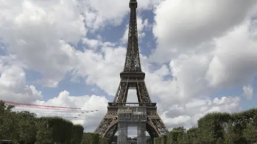 Paris’in simgesi rekor fiyata el değiştirdi: Eyfel’in tarihi merdivenleri bir servete satıldı