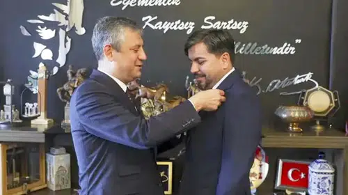 Özgür Özel’in rozet takma hamlesi kriz yarattı: Tartışmalı ismin üyeliği askıya alındı