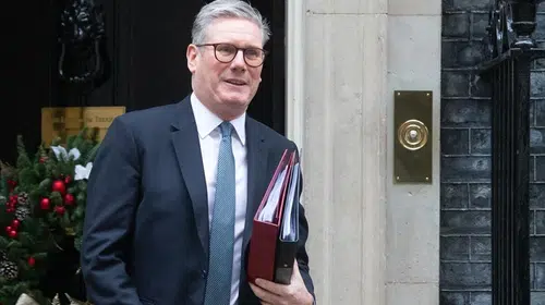 İngiltere’de Koltuk Sarsıldı: Starmer’dan ‘Savunma’ Hamlesiyle Kritik Dönüş