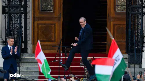 Siyasetin yeni yüzü sahnede: Başbakanlık kutlamasında bakan adayından sıra dışı performans