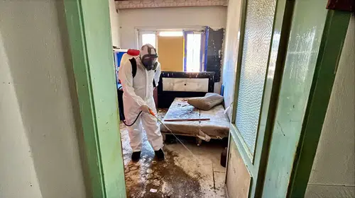 Daireden Yayılan Kötü Kokular İhbarı Ekipleri Harekete Geçirdi: İçeriden Tonlarca Çöp Çıktı