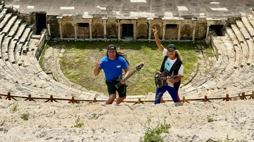 Efsaneler Türkiye rotasında: Metallica’nın yıldızları Pamukkale’nin büyüsüne kapıldı