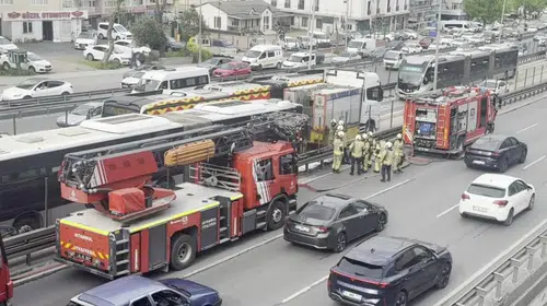 Avcılar'da panik anları: Metrobüs alevlere teslim oldu