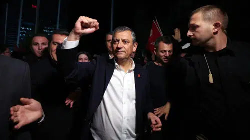 Özgür Özel’den rest: Saray’ın atadığı yönetime teslim olmayacağız