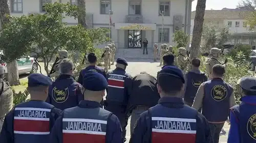 Annesini odunla öldüren şahsa suç ortaklığı suçlaması: Arkadaşı demir parmaklıklar ardında