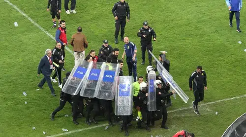 Eskişehir'de saha dışına taşan gerilim: Futbolcular kalkanlar altında soyunma odasına gidebildi