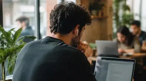 Kafelerde "laptop mesaisi" krizi: Bir fincan kahveyle tüm günü geçirenler ile esnaf karşı karşıya geldi