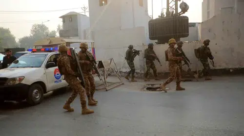 Pakistan’da kanlı pusuda bilanço ağır: Emniyet noktasına bombalı ve silahlı baskın