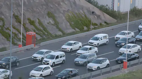 Tatil dönüşü çilesi başladı: Şehirlerarası yollarda adım atacak yer kalmadı