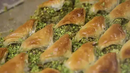 Tatlı reyonlarında Hürmüz alarmı: Fıstık fiyatları uçuşa geçti, sırada baklava var