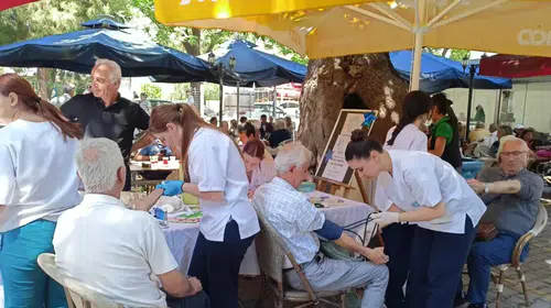 Meslek Liseliler Sahaya İndi: İzmir'de Sağlık Hizmetleri Vatandaşla Buluştu