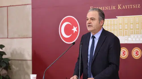 Amasya’da tiyatro perdesi kapandı: Âşık Mahzuni Şerif oyununa sansür Meclis yolunda