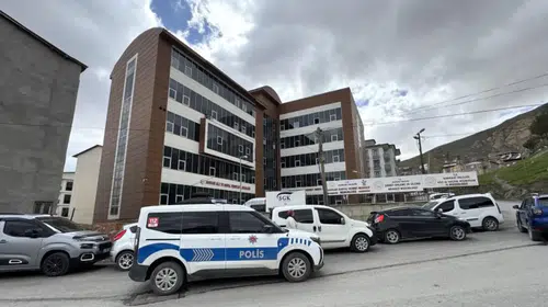 Hakkari'de dehşet anları: Kurum binasında görev başındaki psikologa bıçaklı saldırı