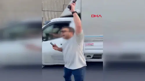 Trafikte dehşet anları: Ailesiyle seyahat eden polis memuru silahına sarıldı