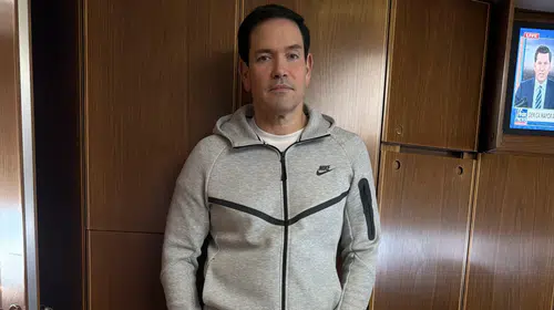 Diplomasi koridorlarından moda notu: Rubio'nun uçak stili tartışma yarattı