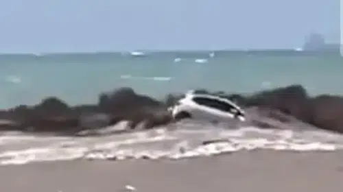 Doğa öfkesini kustu: Park halindeki cip sulara gömüldü