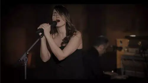 İran’da kadın sanatçıya başörtüsü kısıtlaması nedeniyle ceza