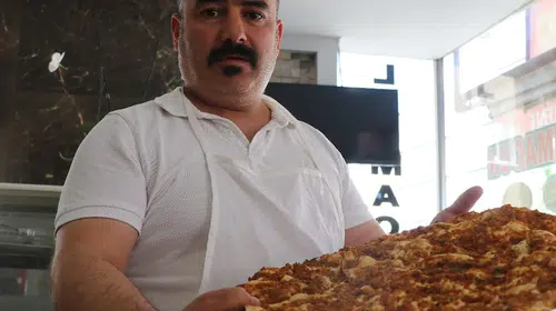 Sivaslı işletmecinin uygun fiyatlı lahmacun mücadelesi