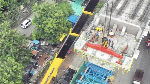 Nagpur'da devasa sevkiyat: Metro inşası için tonlarca ağırlıktaki betonlar yollara düştü