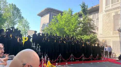 İstanbul Lisesi mezuniyetinde müdür protestosu gündemi belirledi