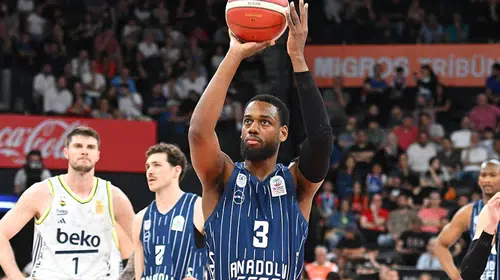 Anadolu Efes kritik galibiyetle final umudunu korudu