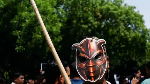 Hindistan gençliğinden sisteme karşı sıra dışı protesto dalgası