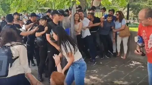 Bakanlık önünde gözaltına alınan öğretmenlerin eylemi sürüyor
