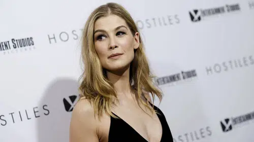 Tiyatro sahnesinde sessizlik krizi: Rosamund Pike mesajlaşan izleyiciye mikrofonu aldı