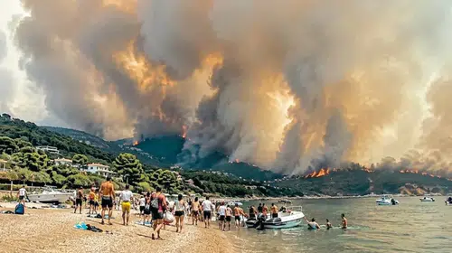 Halkidiki sahilinde yangın dehşeti turistleri tahliye ettirdi