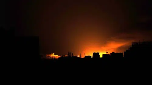 Yemenin stratejik limanına füze saldırısı düzenlendi