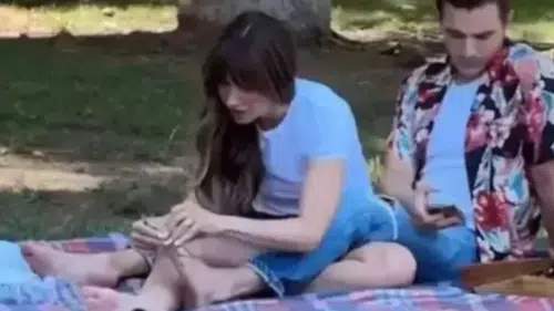 Ünlü Oyuncu Parkta Eşinin Tırnaklarını Kesti! Sosyal Medya İkiye Bölündü
