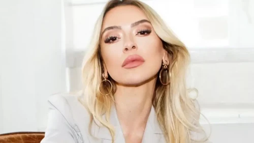 Kulis Pozu Sosyal Medyada Gündem Oldu! Hadise Siyah Peruk ve Cesur Elbisesiyle Çok Konuşuluyor