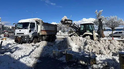 Van Edremit’te Kar Temizleme Çalışmaları Aralıksız Sürüyor