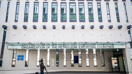 Petrol piyasasında BAE depremi: Rusya'dan fiyat savaşı iddialarına net yanıt