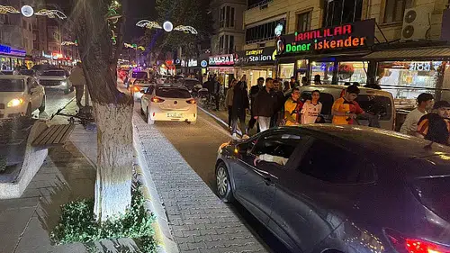 Iğdır'da Şampiyonluk Coşkusu: Gece Yarısı Sokaklar Sarı Kırmızıya Boyandı