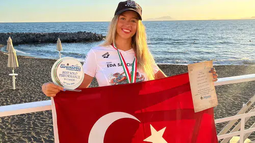 Genç yüzücü Eda Savcıgil İtalya açıklarında tarih yazdı