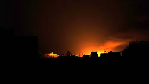 Yemenin stratejik limanına füze saldırısı düzenlendi