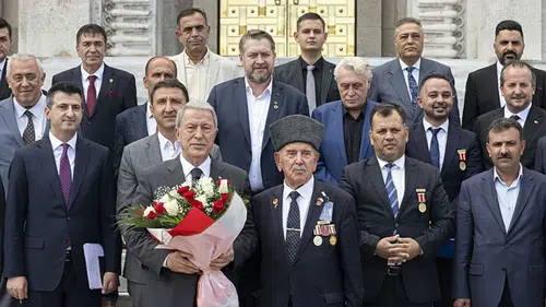 Hulusi Akar şehit aileleri ve gazilerle bir araya geldi