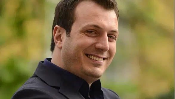 'Kabe'de Hacılar' İlahisi Kemençe ile Söylenince Tepkilerin Hedefi Oldu!