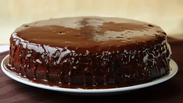 İftara Pratik Tatlı: Çay Demlenene Kadar Hazır Islak Kek Tarifi