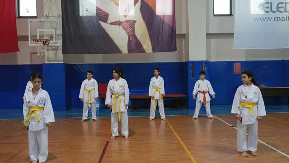 Maltepe’de Karate Eğitimi Alan Öğrenciler Mezuniyet Sevincini Yaşadı!