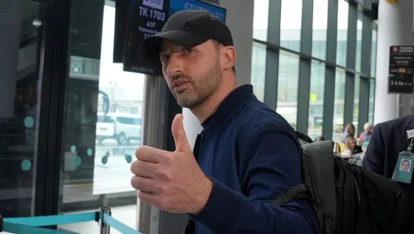 Fenerbahçe'de veda vakti: Havalimanında duygusal anlar, taraftar gözyaşlarına boğuldu