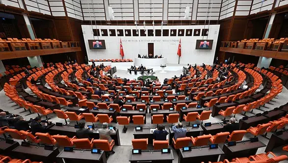Site sakinlerinin uzun süredir beklediği düzenlemeler Meclis gündeminde: Aidat krizine çözüm getirecek kanun teklifinde kritik viraj dönüldü.