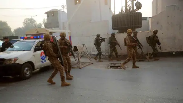 Pakistan’da kanlı pusuda bilanço ağır: Emniyet noktasına bombalı ve silahlı baskın