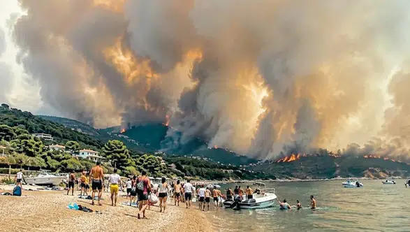 Halkidiki sahilinde yangın dehşeti turistleri tahliye ettirdi