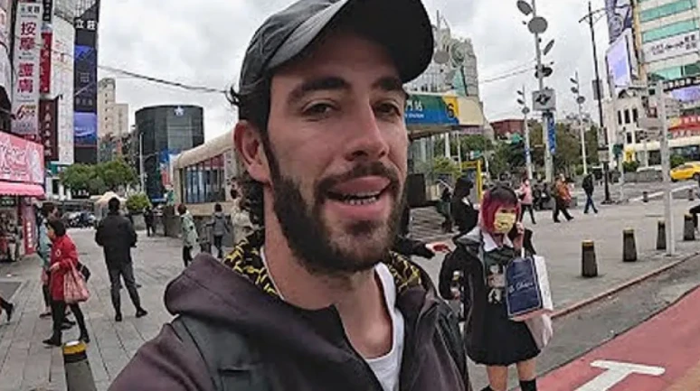 Kuralsız Sokaklar ile Gündeme Gelen Mert Öztürk Kimdir, Kaç Yaşında, Hangi Ülkeleri Gezdi?