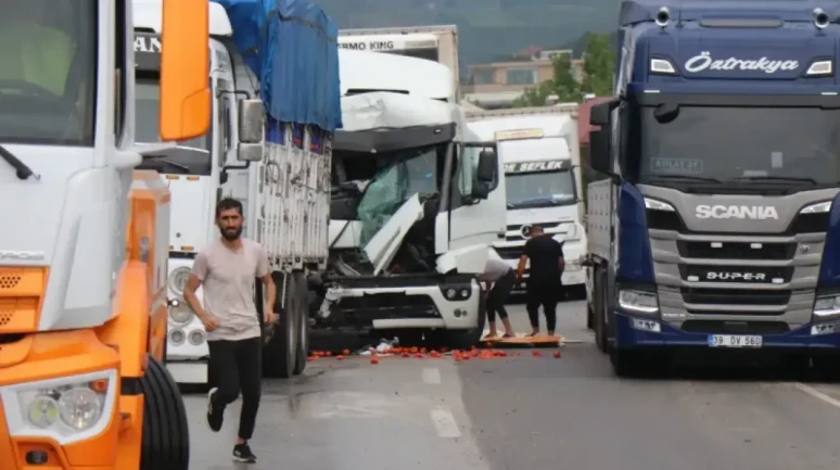 Balıkesir Susurluk Yolunda Can Pazarı! Otomobil Tıra Çarptı, 4 Ölü