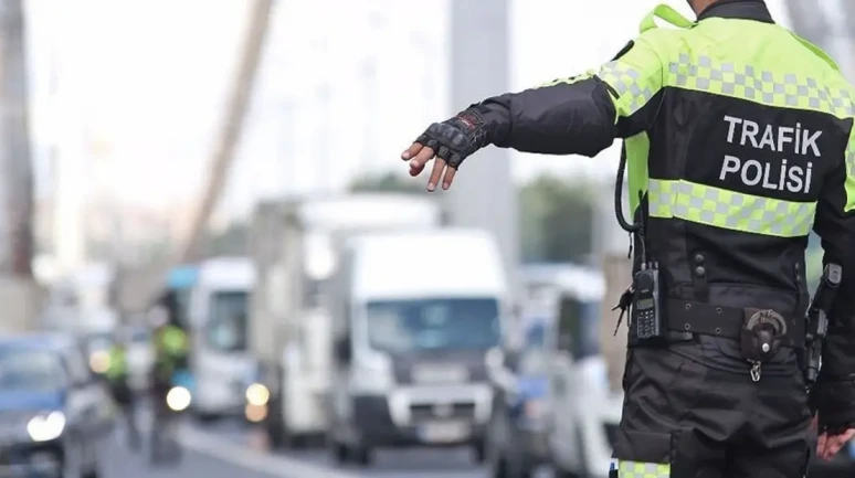 “Sosyal Medya Bastırdı, Hükümet Geri Adım Attı! Trafik Cezalarındaki Rekor Zam Ekim’e Ertelendi”