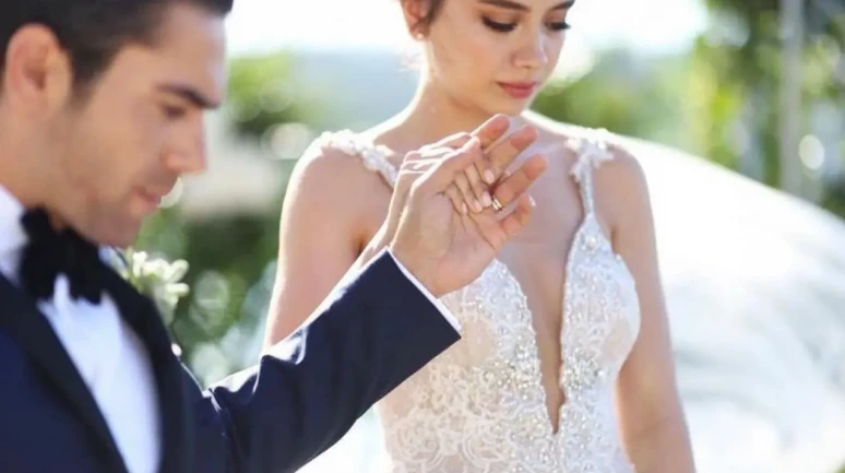 Aziz Bebek Sosyal Medyada İlk Kez! Neslihan Atagül’ün Aile Fotoğrafı Olay Oldu